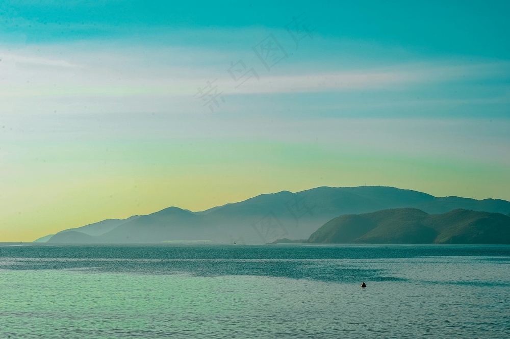 孤峰海雾静谧景·朦胧自然风·蓝黄色彩韵·静谧壁纸图