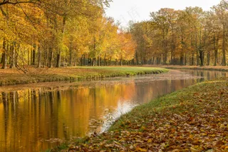 秋日河流静谧画卷