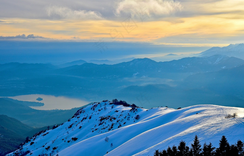 冬季黎明时分的雪山壮丽景色
