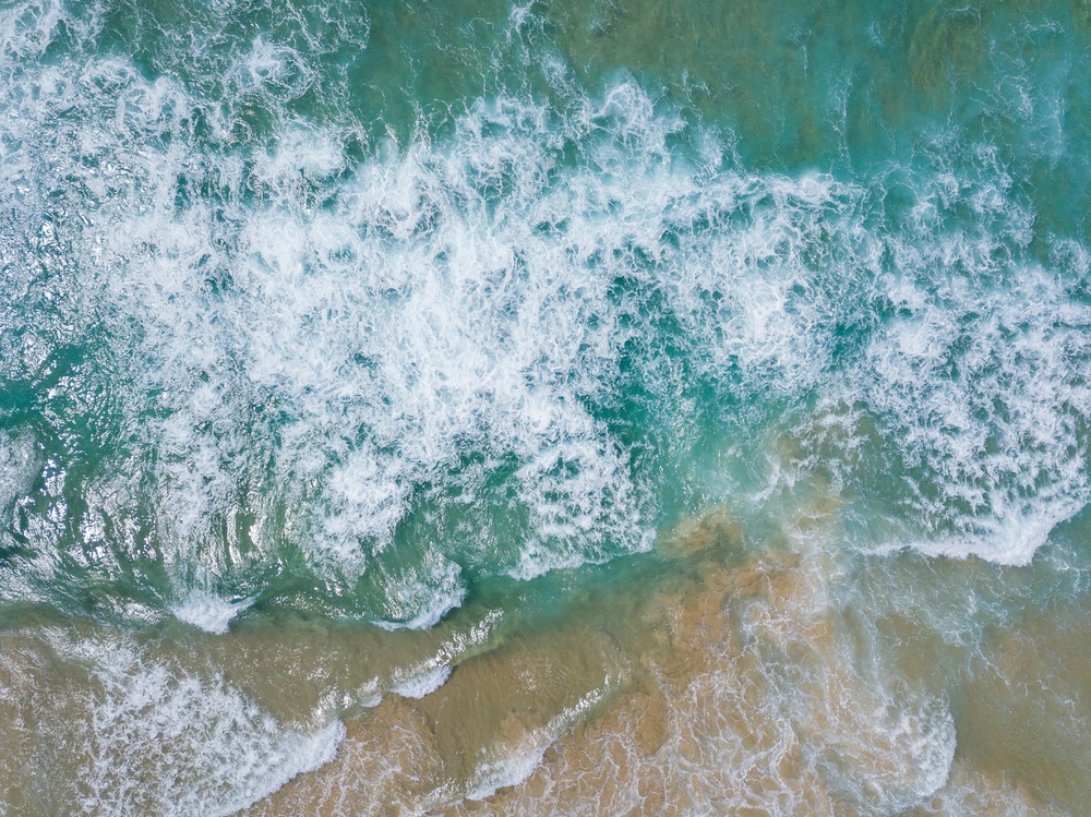 翡翠海浪拍打沙滩瞬间