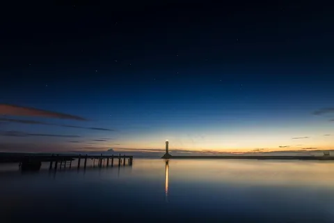 宁静湖面上的黎明静谧