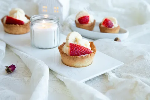 白色桌面上的奶酪和蜡烛