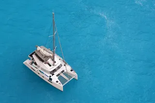 蓝色大海上航行的白色游艇图片