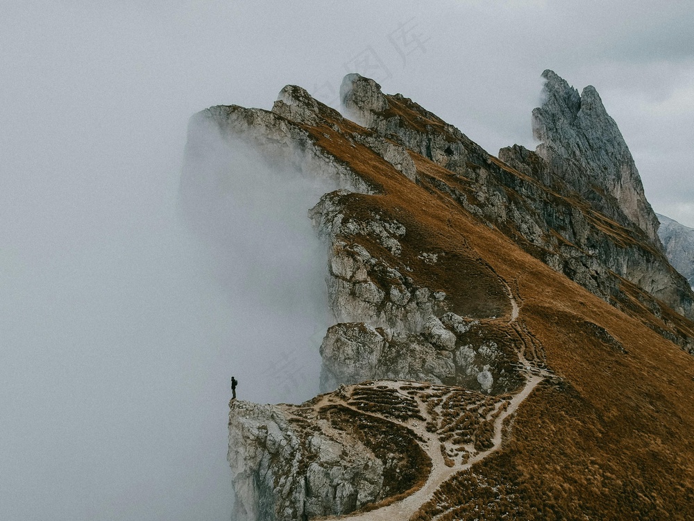 雾中孤影探山径