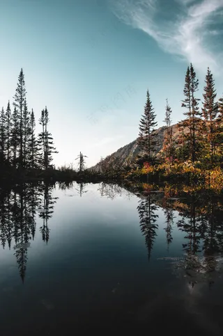 静谧湖畔的秋日倒影