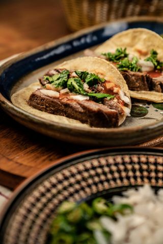 黑色和白色陶瓷板上的黑面包