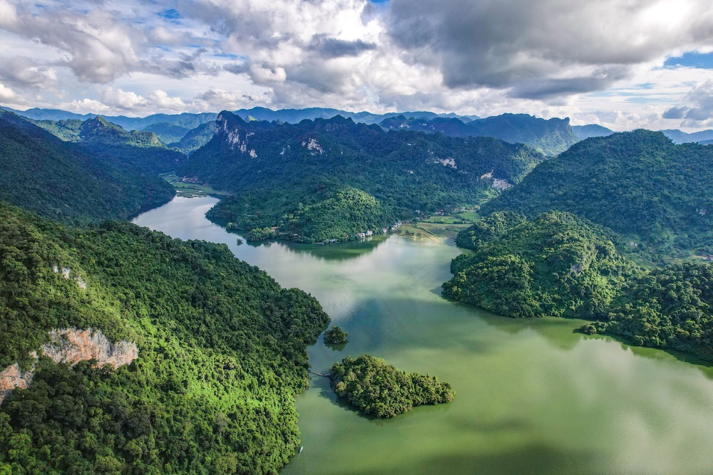 蜿蜒河流穿越翠绿山谷-摄影收藏