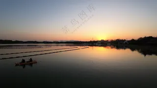 黄昏湖面皮划艇