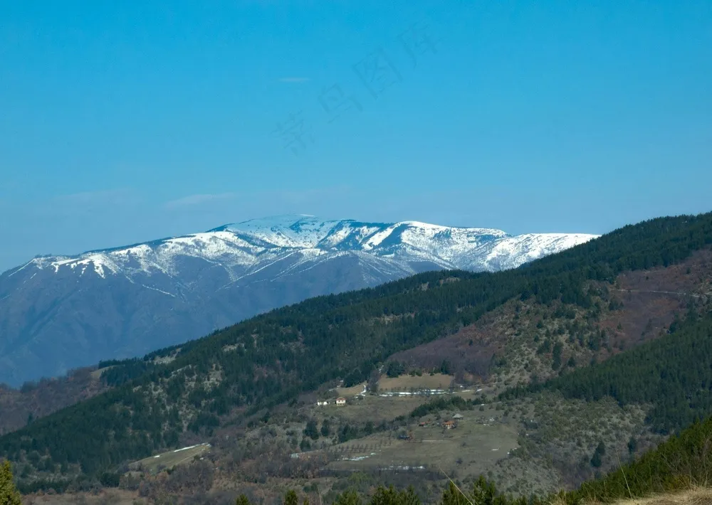 静谧蓝调：山雪乡野风光