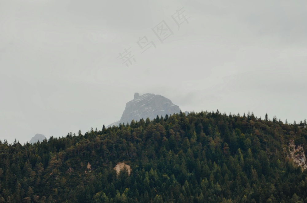 静谧山峦，绿意盎然