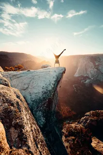 悬崖倒立探险影·日暮橙蓝纪念图