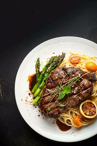 西餐牛排美食摄影图