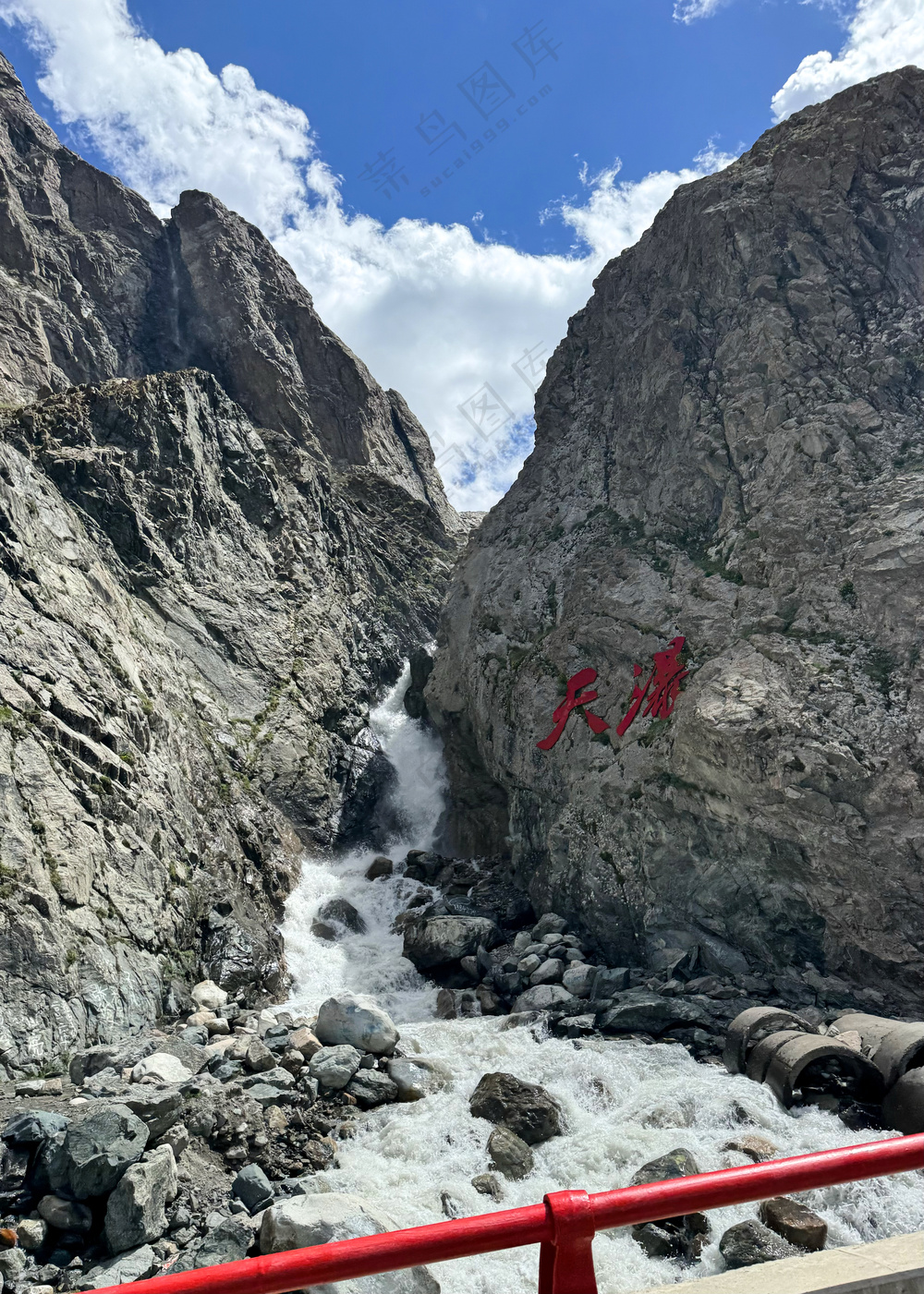 西北风景独库公路峭壁天瀑
