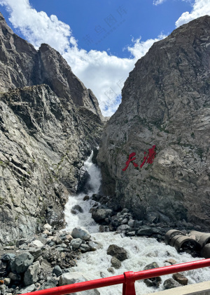 西北风景独库公路峭壁天瀑