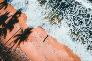 海浪轻抚沙滩的静谧时光