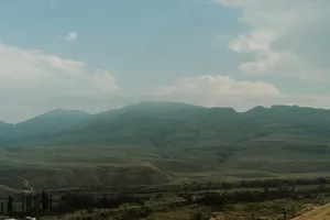 远方的山脉与天空