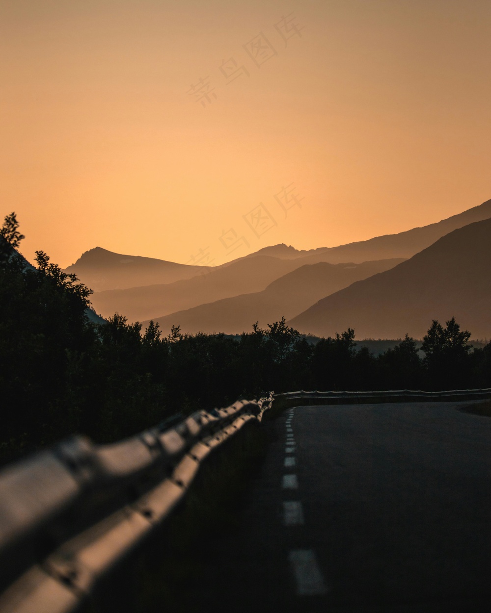 橙色山脉下的公路
