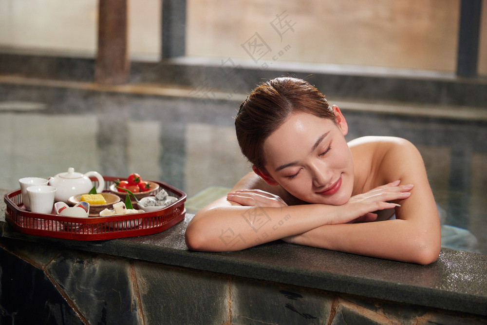 泡温泉的美女