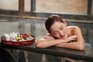 泡温泉的美女