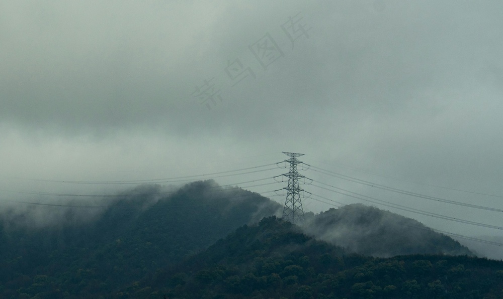 山丘输电塔静谧图·极简风格·灰绿交融·艺术装饰