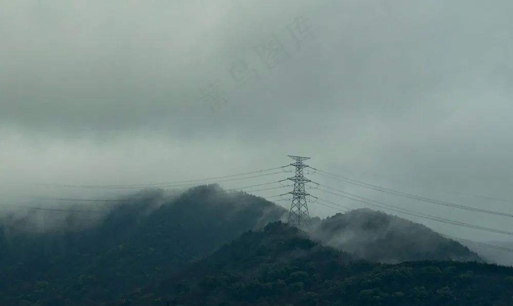 山丘输电塔静谧图·极简风格·灰绿交融·艺术装饰