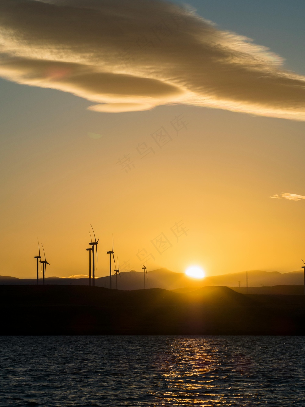 日落风场静谧图：橙黄晚照自然美
