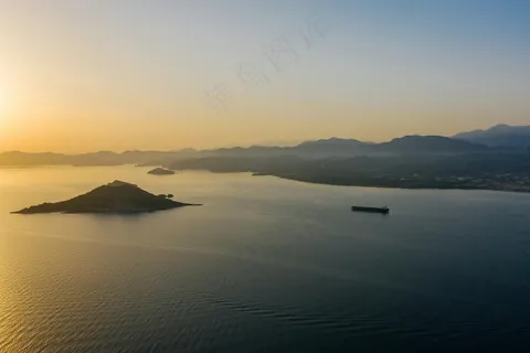 金色余晖下的静谧海疆