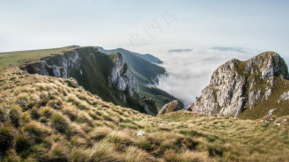 静谧山峦，云雾缭绕的自然画卷