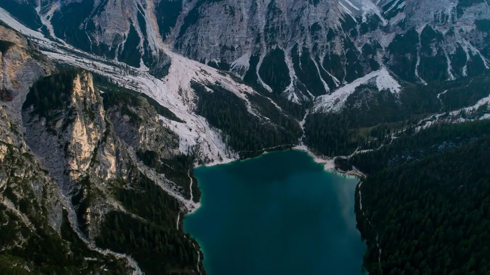 静谧山峦绿湖映