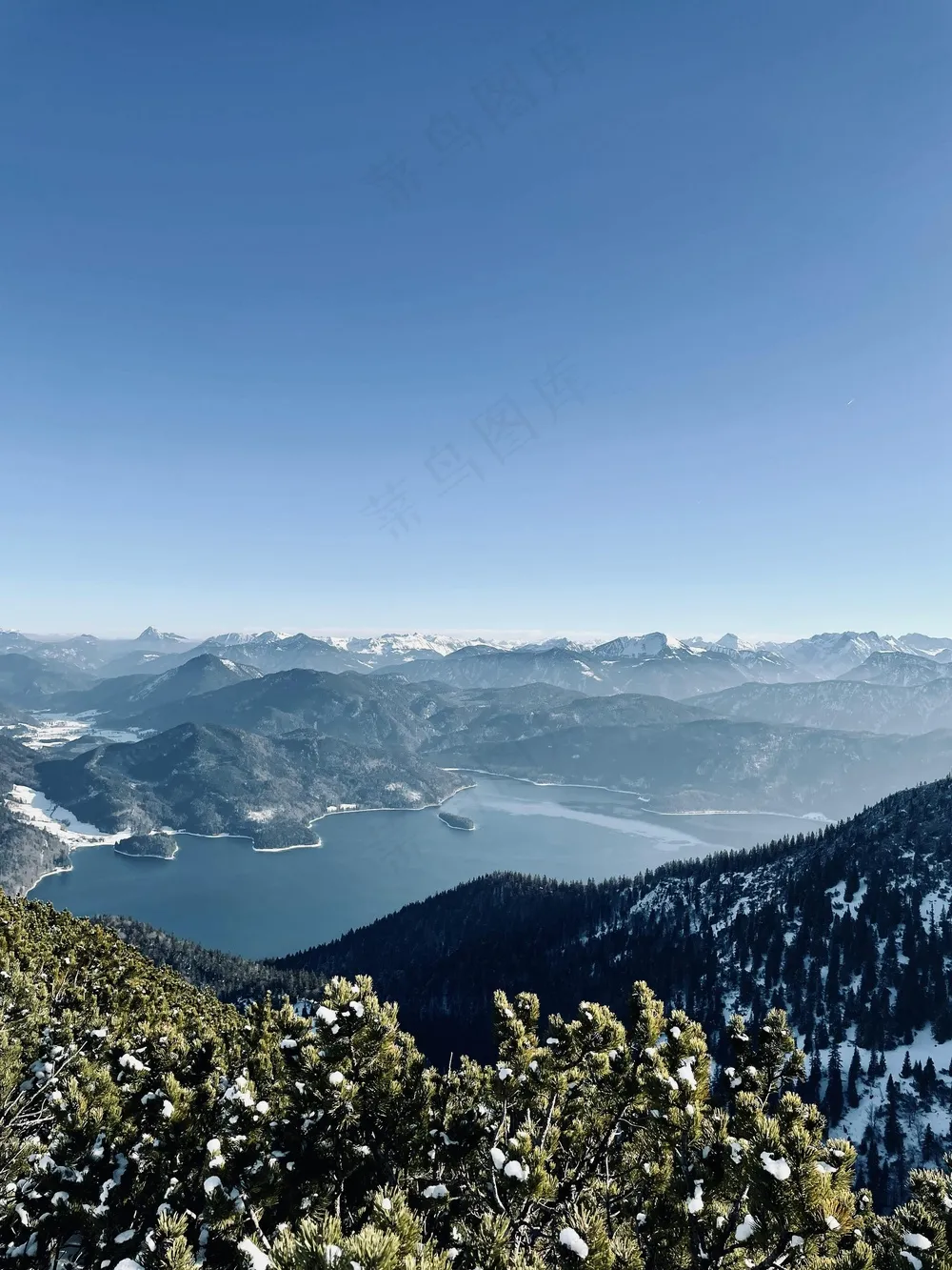 雪覆山巅映湖光，清新宁静自然韵