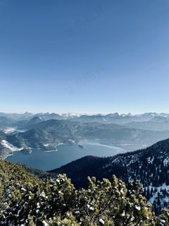 雪覆山巅映湖光,清新宁静自然韵 雪覆山巅映湖光,清新宁静自然韵