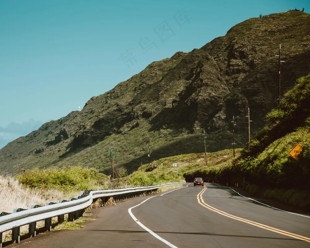 山间蜿蜒的公路