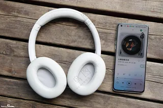 白色简约风舒适头戴式耳机样机