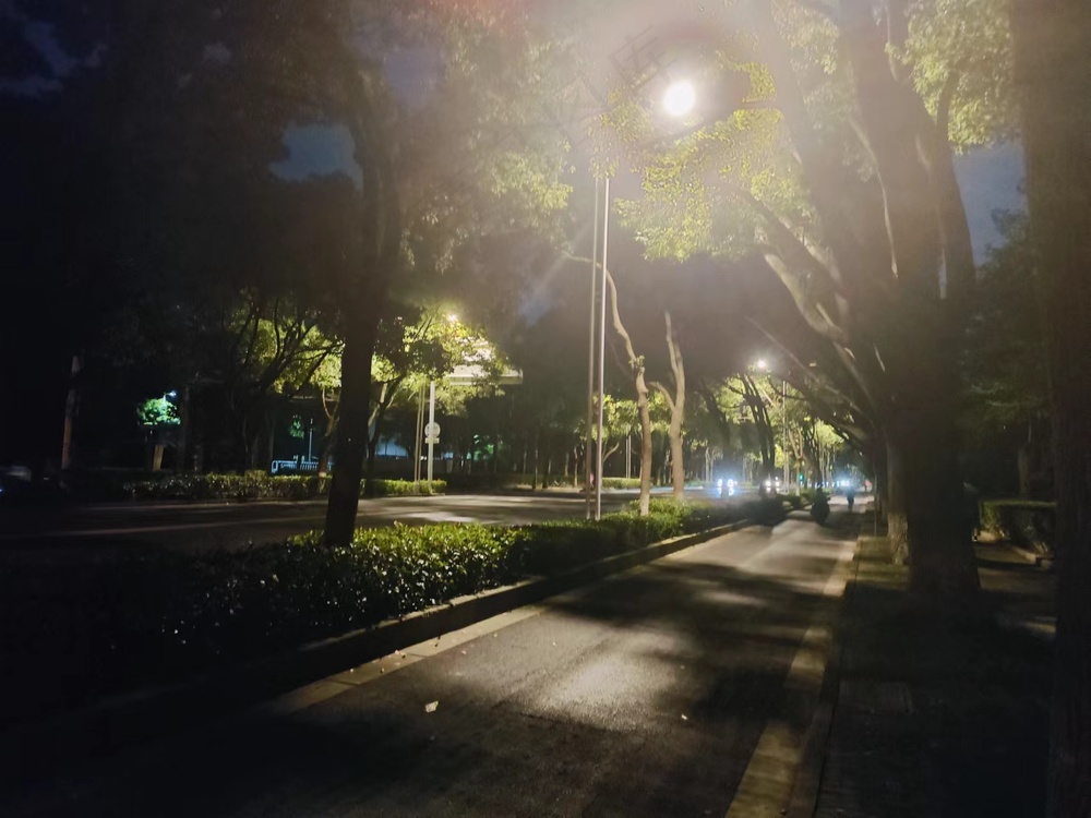 城市夜晚的一丝灯光