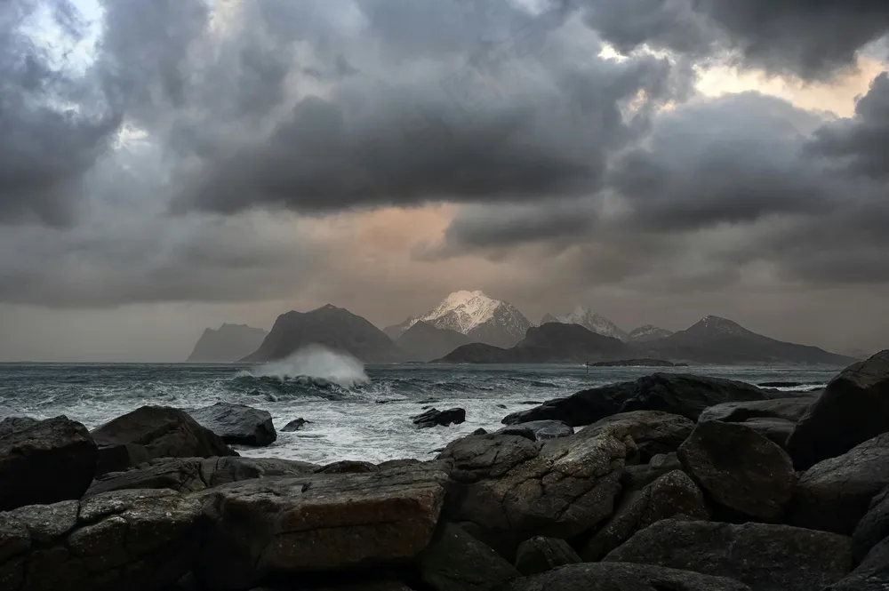 海韵雪山风云图：宁静灰蓝自然魅