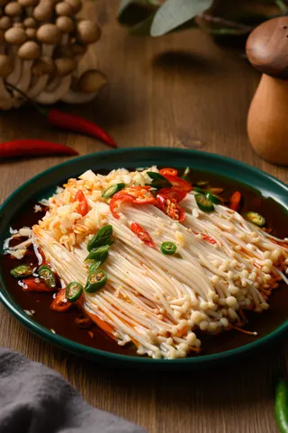 凉拌金针菇暗调柔光咖啡色背景斜拍竖图局部海报灯箱招牌