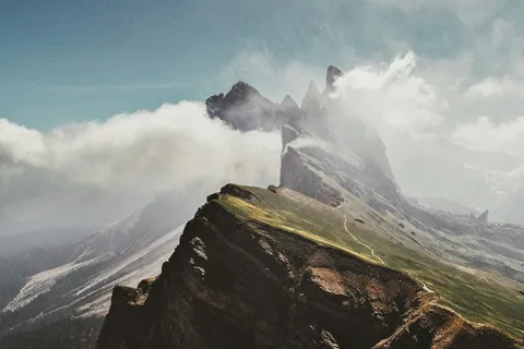 云端之上的壮丽瀑布