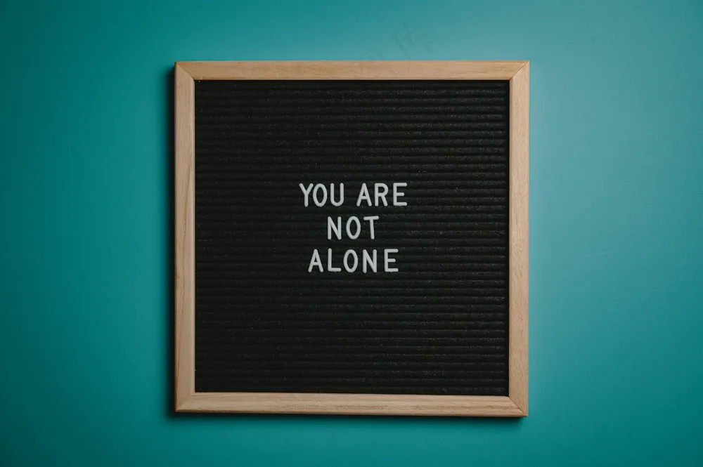 免费 你不是一个人报价板上棕色木制框架 素材图片