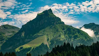 翠绿之巅，云雾缭绕的山峦