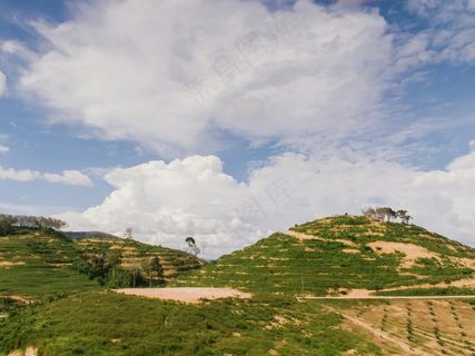 绿丘蓝天宁静景·自然和谐风·绿白清新色·旅游宣传照