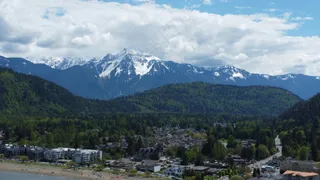 静谧山峦下的和谐小镇