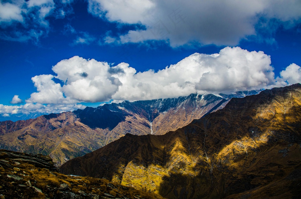 连绵山脉壮丽景·自然原始风·黄灰白交织·壁纸装饰照