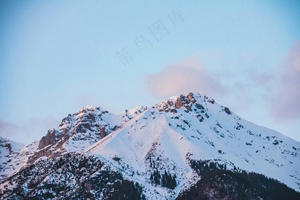 暮光中的雪山之巅