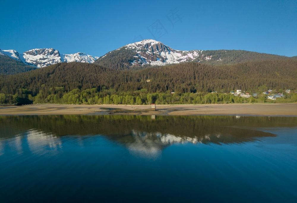 静谧山水间，蓝绿映心湖