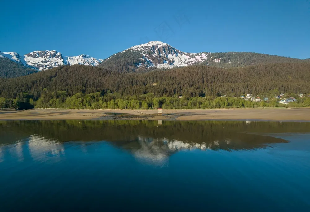 静谧山水间,蓝绿映心湖 静谧山水间,蓝绿映心湖