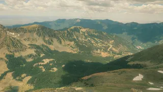 山间湖泊的宁静之美