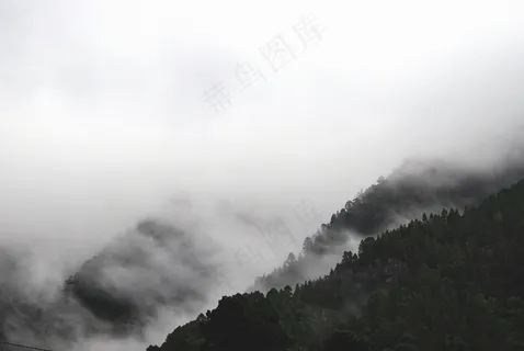 迷雾中的孤独山峰