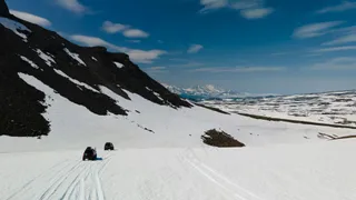 雪坡越野冒险图·雪山风光韵·蓝白静谧色·户外探索照