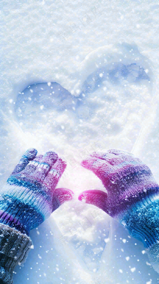 冬季寒冷雪地玩雪手套爱心手势大雪小雪小寒浪漫情人节摄影图背景