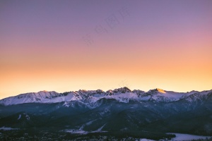 雪山余晖：黄昏的宁静与壮丽